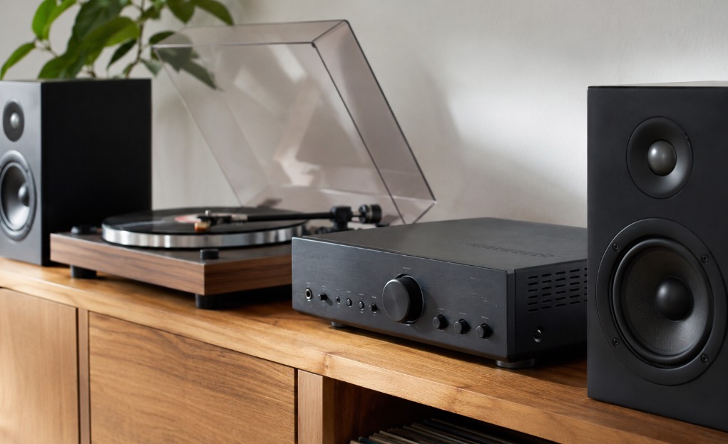 Qué amplificador necesitas para tu tocadiscos: potencia, entrada phono y compatibilidad con altavoces